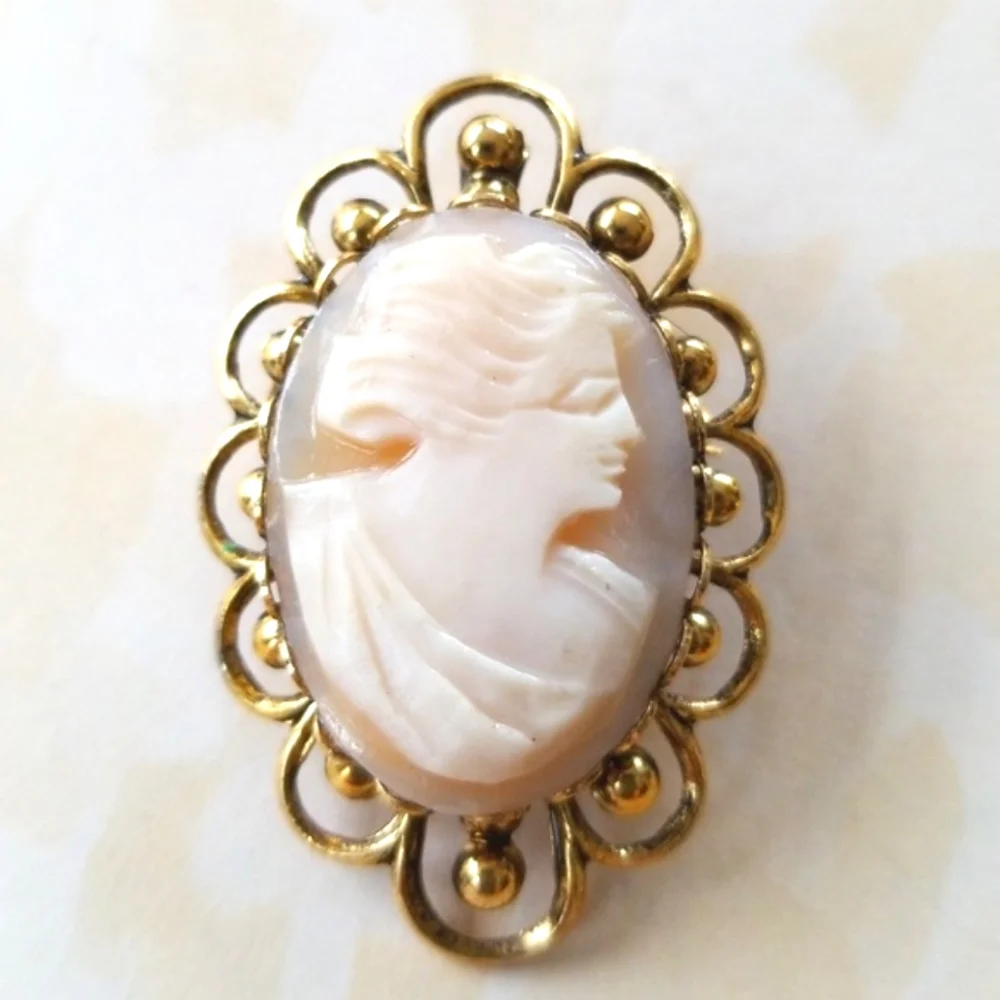 Vintage Cameo Brooch